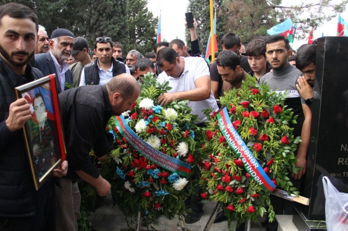 İcra başçısı şəhidlərin dəfn mərasiminə qatıldı - FOTOLAR