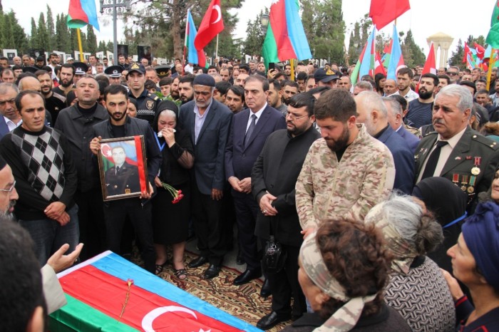 İcra başçısı şəhidlərin dəfn mərasiminə qatıldı - FOTOLAR