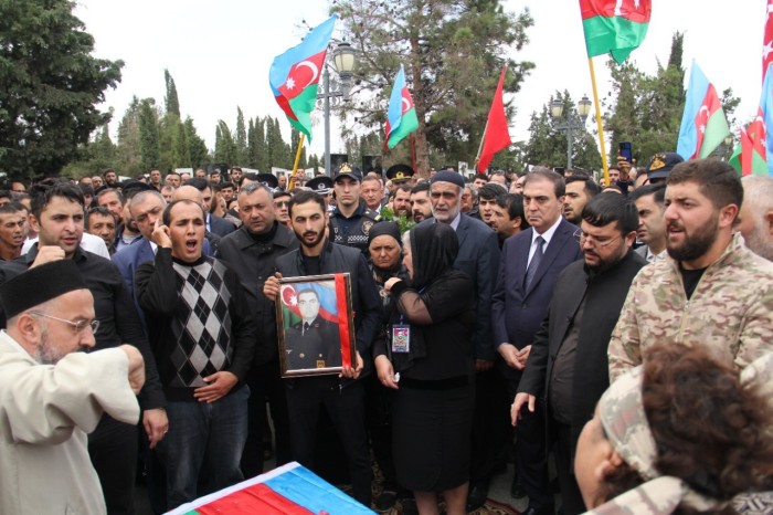 İcra başçısı şəhidlərin dəfn mərasiminə qatıldı - FOTOLAR