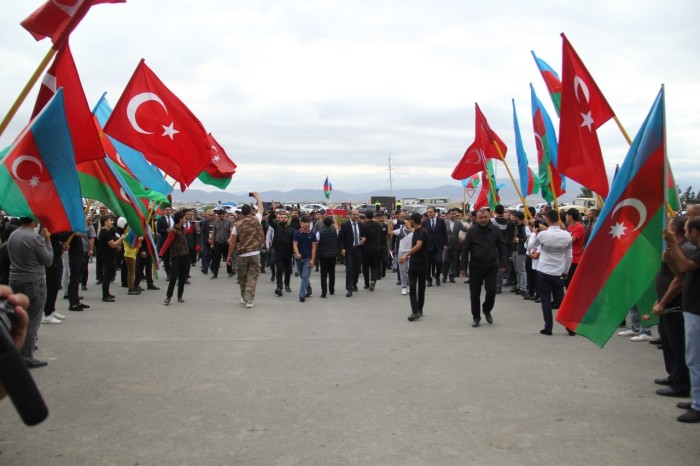 İcra başçısı şəhidlərin dəfn mərasiminə qatıldı - FOTOLAR