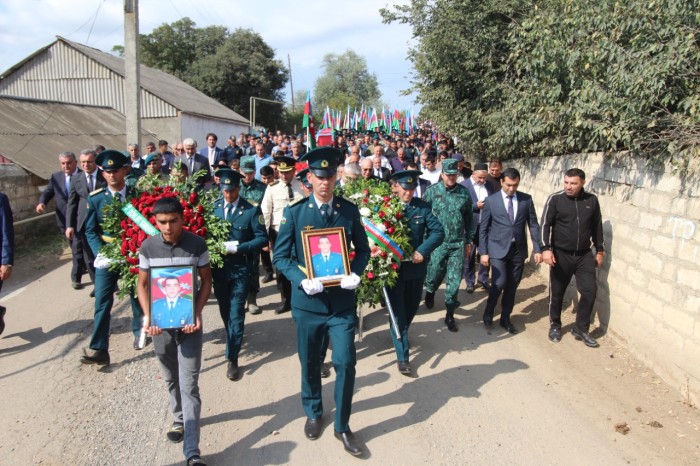 Şəhid baş gizir son mənzilə yola salındı - FOTOLAR