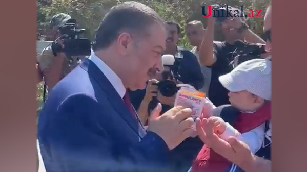 Türkiyəli nazir Şuşada uşağa oyuncaq ambulans hədiyyə etdi - VİDEO