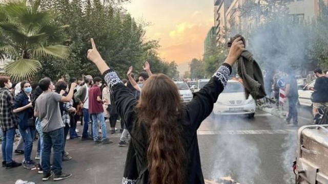 İran polisi qadınları atəşə tutdu