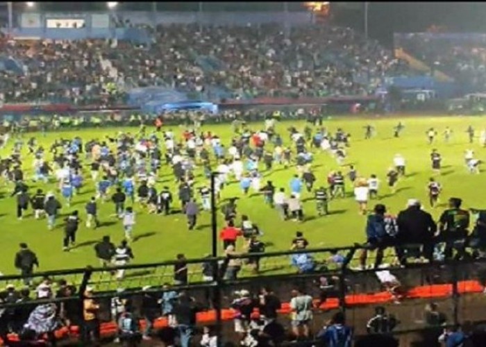 İndoneziyada futbol matçında faciə -127 nəfər öldü (VİDEO)