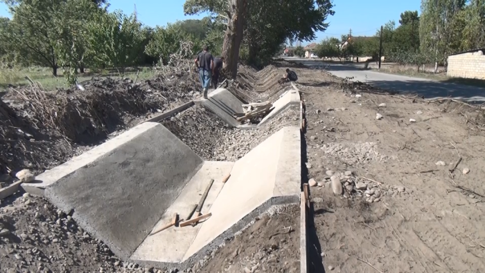 Xaçmazda torpaq kanal beton üzlüyə alınır - FOTOLAR