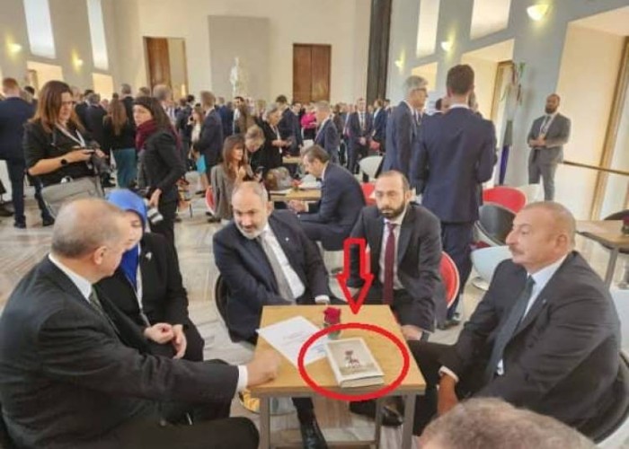 Liderlərin görüşündə masada olan kitabın adı diqqət çəkdi- FOTO