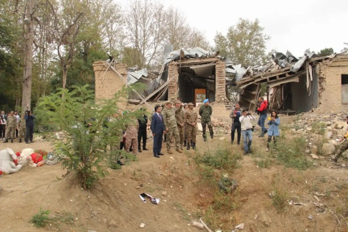 Hərbi attaşelər Gəncədə terror qurbanlarının xatirəsini anıblar - FOTOLAR