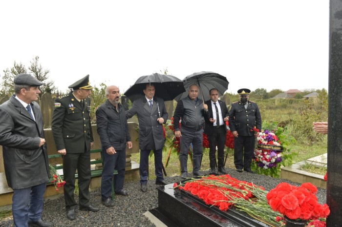 Taleh Qaraşov şəhidlərin xatirəsini yad edib - FOTO