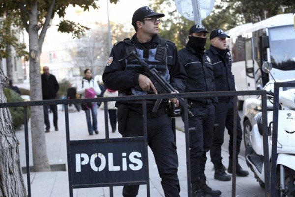 İstanbulda polislərə silahlı hücum olub - Ölən var