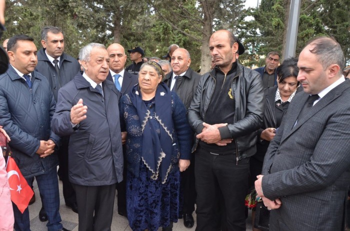 Malik İsaqov şəhidin məzarını ziyarət etdi - FOTOLAR