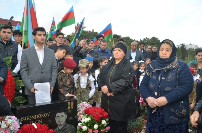 Malik İsaqov şəhidin məzarını ziyarət etdi - FOTOLAR