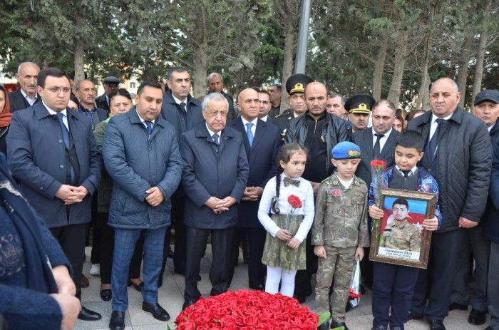 Malik İsaqov şəhidin məzarını ziyarət etdi - FOTOLAR