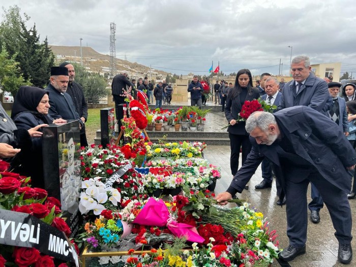 İcra başçısı şəhidin məzarını ziyarət etdi - FOTOLAR