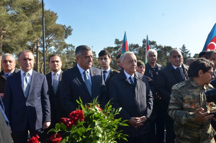 İcra başçıları şəhidlərin məzarını ziyarət etdi - FOTOLAR