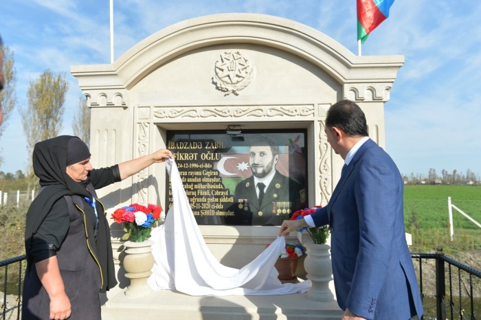 İcra başçısı şəhidlərin məzarlarını ziyarət etdi - FOTO