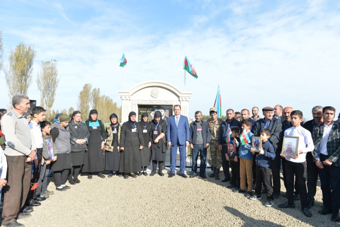 İcra başçısı şəhidlərin məzarlarını ziyarət etdi - FOTO