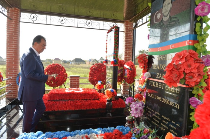 İcra başçısı şəhidlərin məzarlarını ziyarət etdi - FOTO