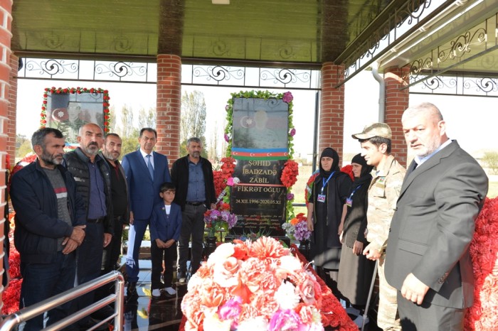 İcra başçısı şəhidlərin məzarlarını ziyarət etdi - FOTO