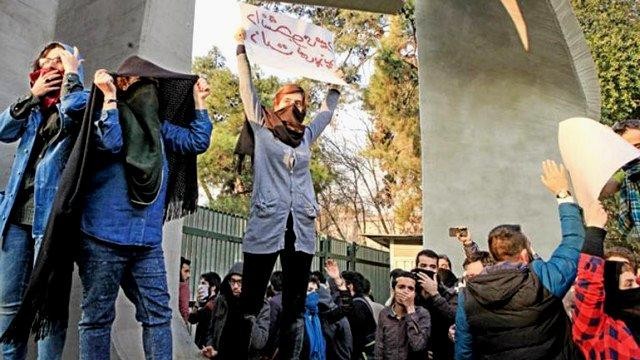 İran sünnilərinin liderindən referendum çağırışı