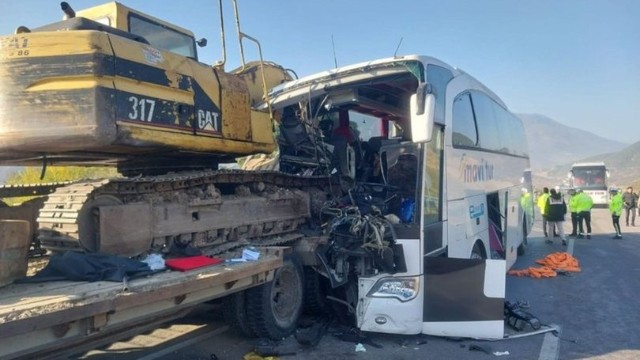Tur avtobusu inşaat maşınına çırpıldı - 3 ölü, 8 yaralı