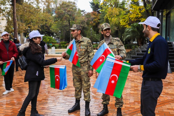 Bayram münasibətilə vətəndaşlara Azərbaycan bayraqları verildi - FOTO/VİDEO