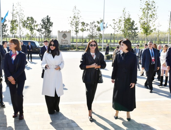 Mehriban Əliyeva “Əbədi şəhər” tarixi-etnoqrafik kompleksi ilə tanış olub - FOTOLAR