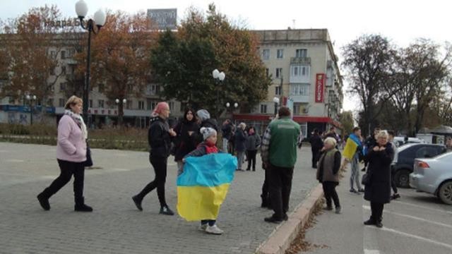 Xersonlular ukraynalı hərbçiləri belə qarşıladılar - VİDEO