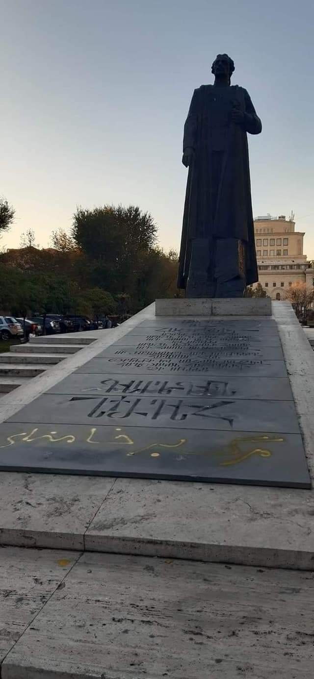 Ermənistanda Njdenin heykəlinə “Xamneiyə ölüm” yazdılar