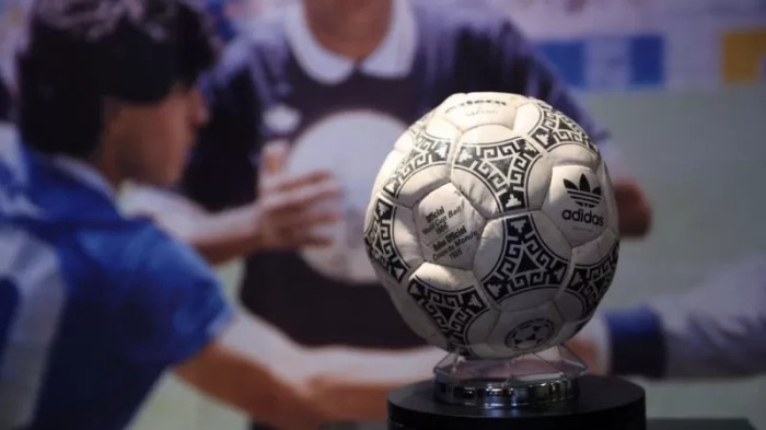 Maradonanın bu topu 2 milyona satıldı - FOTOLAR