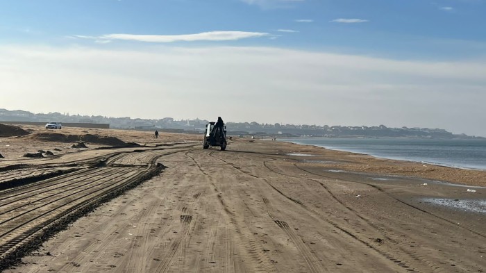 Bakıda dəniz sahilində çoxlu sayda plastik hissəcik aşkarlanıb - FOTO