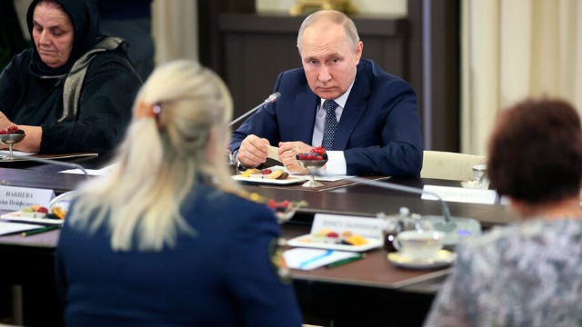 Hərbçinin anası Putini qucaqlamaqdan imtina etdi -VİDEO