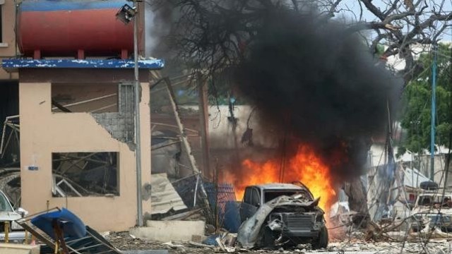 Somalidə rəsmilərin qaldığı hotelə hücum edildi - Nazir yaralandı