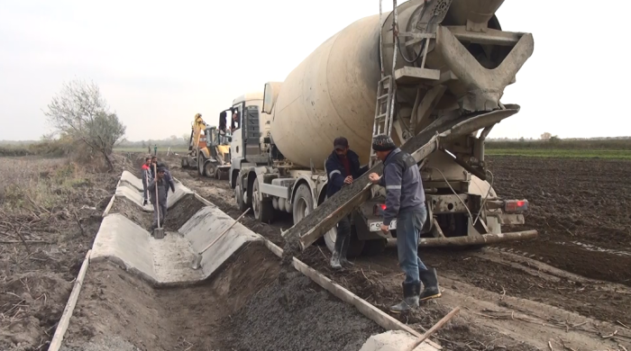 Şabranda kanal beton üzlüyə alınır - FOTOLAR