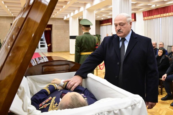 Lukaşenko vəfat edən nazirlə vidalaşdı