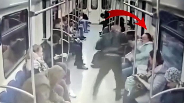 Metroda telefonla danışan qadını üzündən bıçaqladı - VİDEO