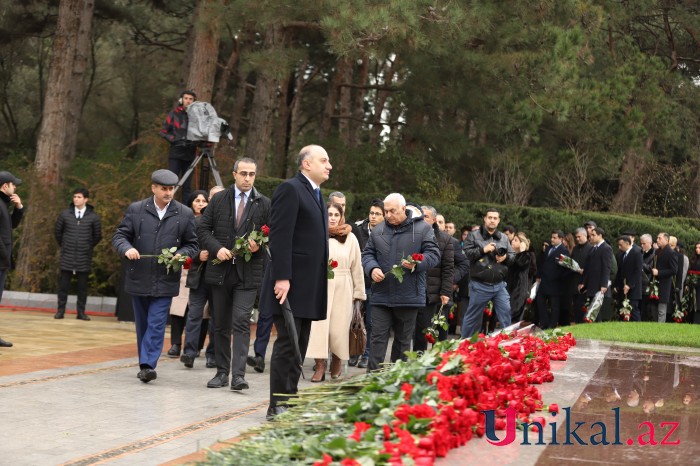 Dövlət rəsmiləri Heydər Əliyevin məzarını ziyarət edir - FOTOLAR