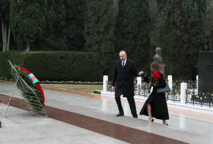 Prezident və xanımı Heydər Əliyevin məzarını ziyarət etdi