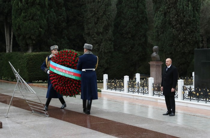 Prezident və xanımı Heydər Əliyevin məzarını ziyarət etdi