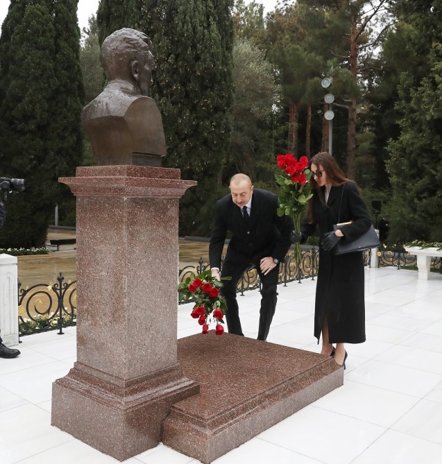 Prezident və xanımı Heydər Əliyevin məzarını ziyarət etdi