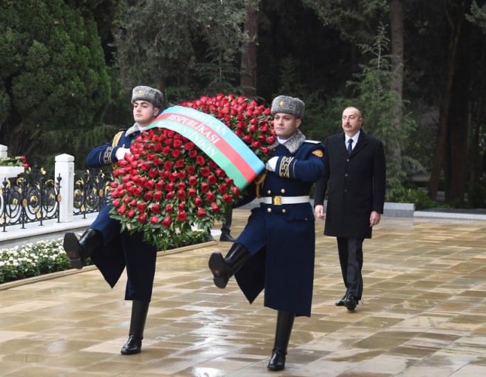 Prezident və xanımı Heydər Əliyevin məzarını ziyarət etdi