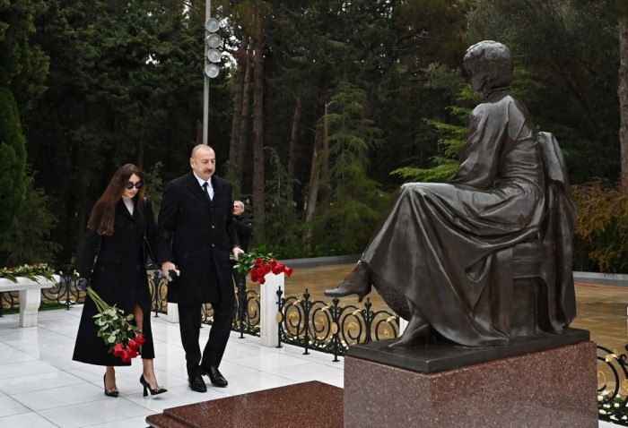 Prezident və xanımı Heydər Əliyevin məzarını ziyarət etdi