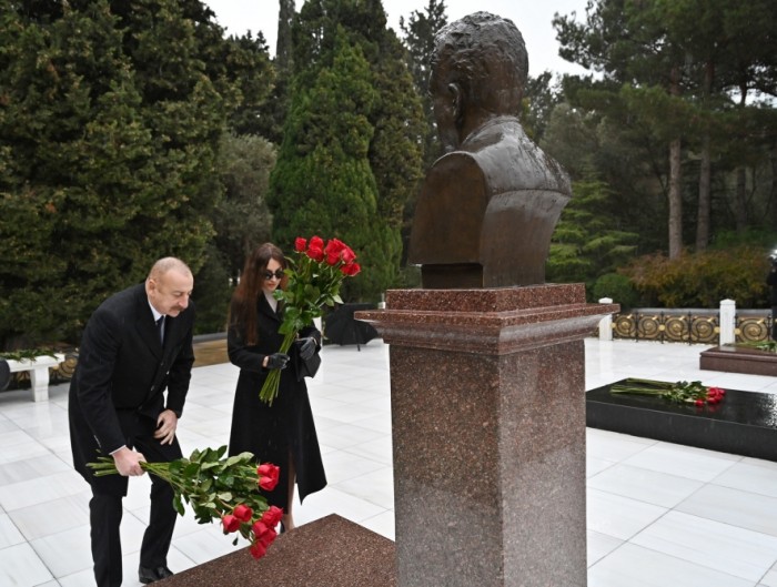 Prezident və xanımı Heydər Əliyevin məzarını ziyarət etdi