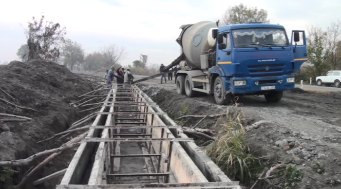 Qaxda torpaq kanal beton üzlüyə alınır - FOTOLAR