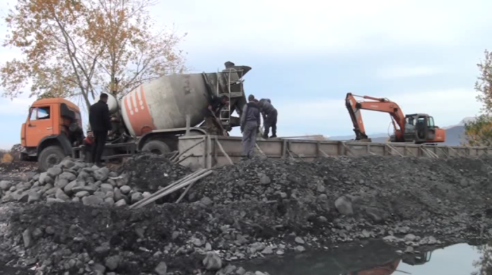 Qaxda torpaq kanal beton üzlüyə alınır - FOTOLAR