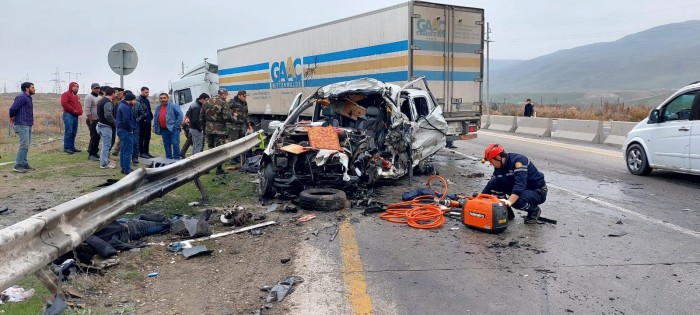 Bakı-Quba yolunda mikroavtobusla TIR toqquşdu - 6 nəfər öldü (YENİLƏNİB)