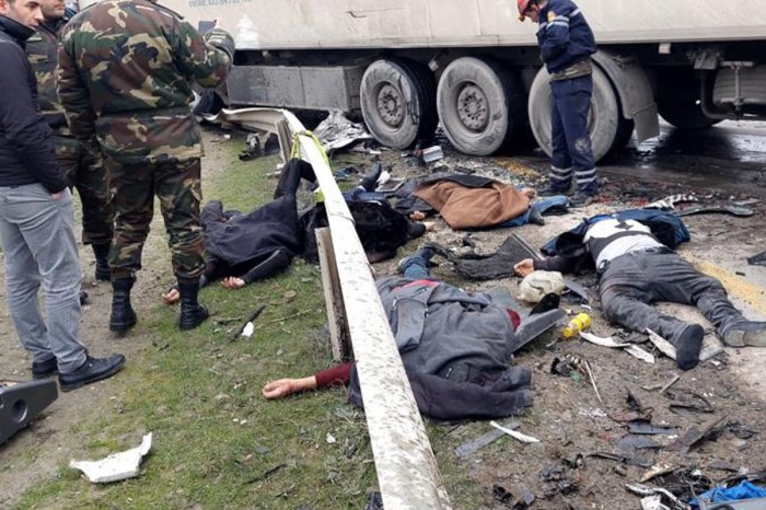 Bakı-Quba yolunda mikroavtobusla TIR toqquşdu - 6 nəfər öldü (YENİLƏNİB)
