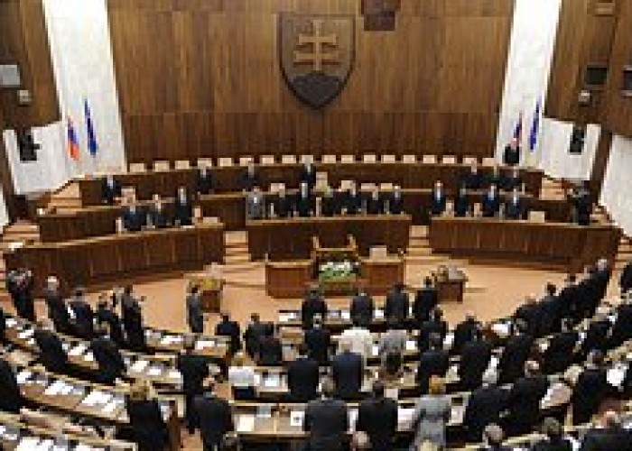 Slovakiya parlamenti hökumətə etimadsızlıq GÖSTƏRDİ