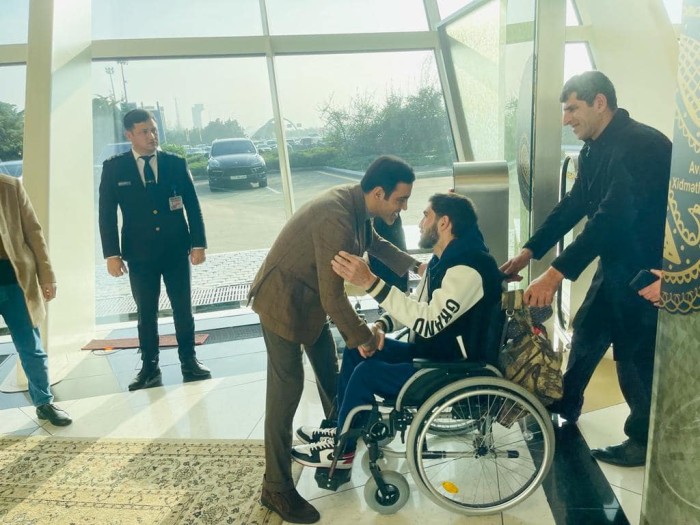 Deputat müalicədən qayıdan qaziləri hava limanında qarşıladı - FOTO