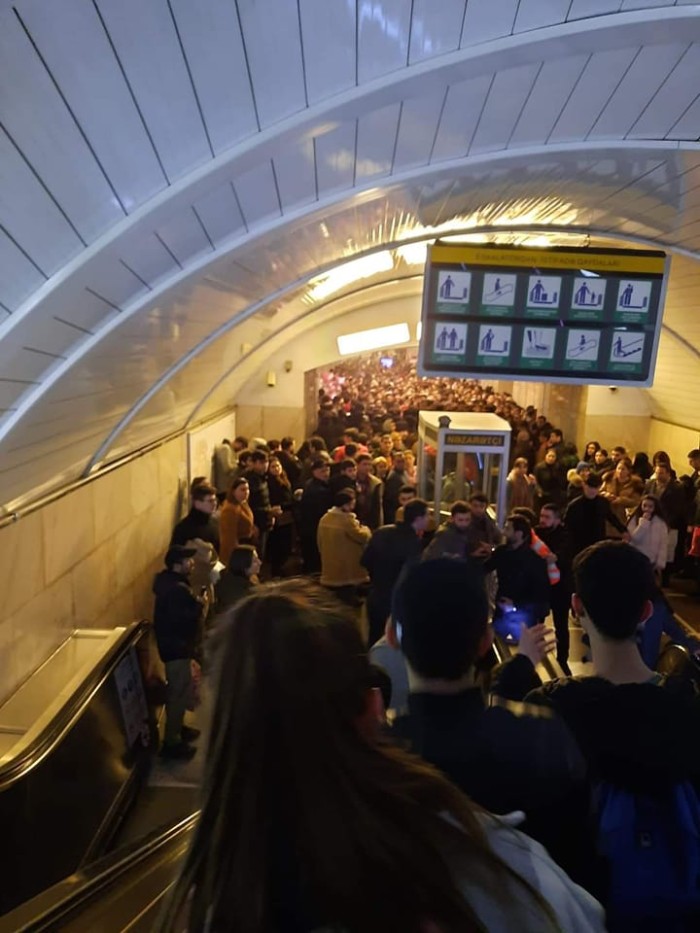 Bakı metrosunda izdiham - FOTO