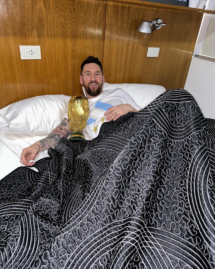 Messi Dünya kuboku ilə yatdı - FOTOLAR